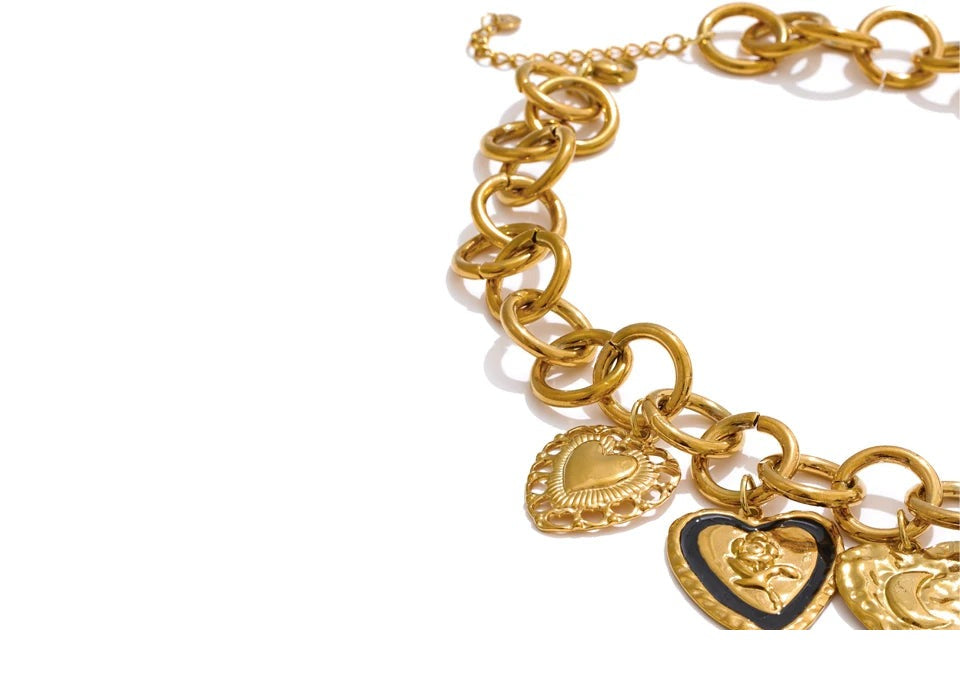 Heart necklace in gold-plated stainless steel.