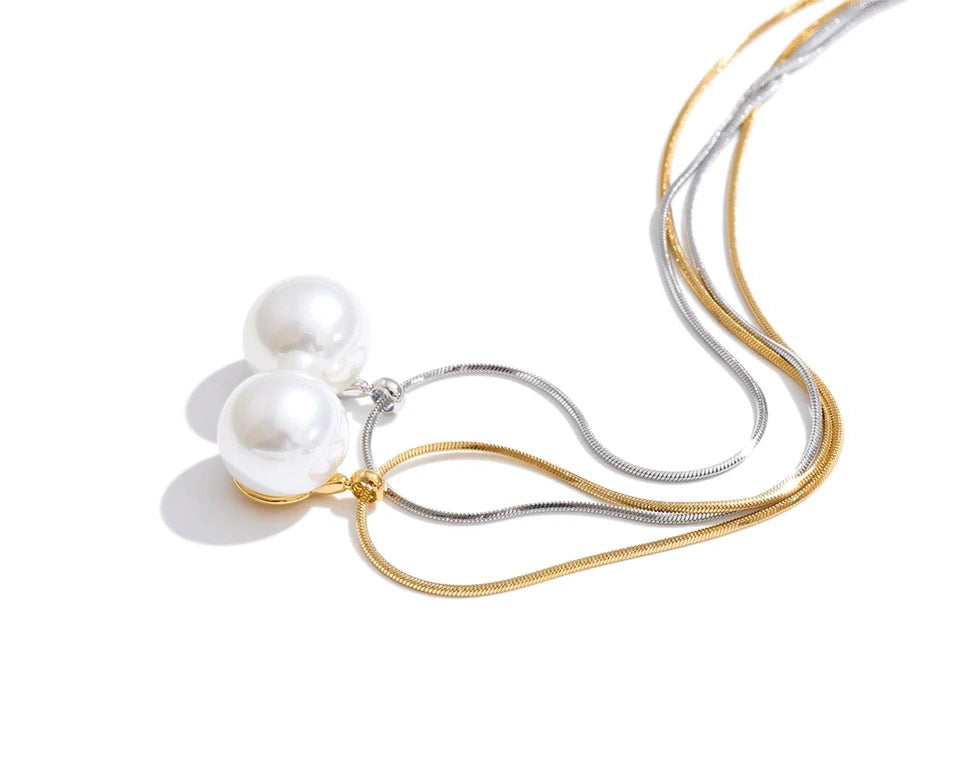 Pearl coin geometric necklace in gold-plated stainless steel with pearl.