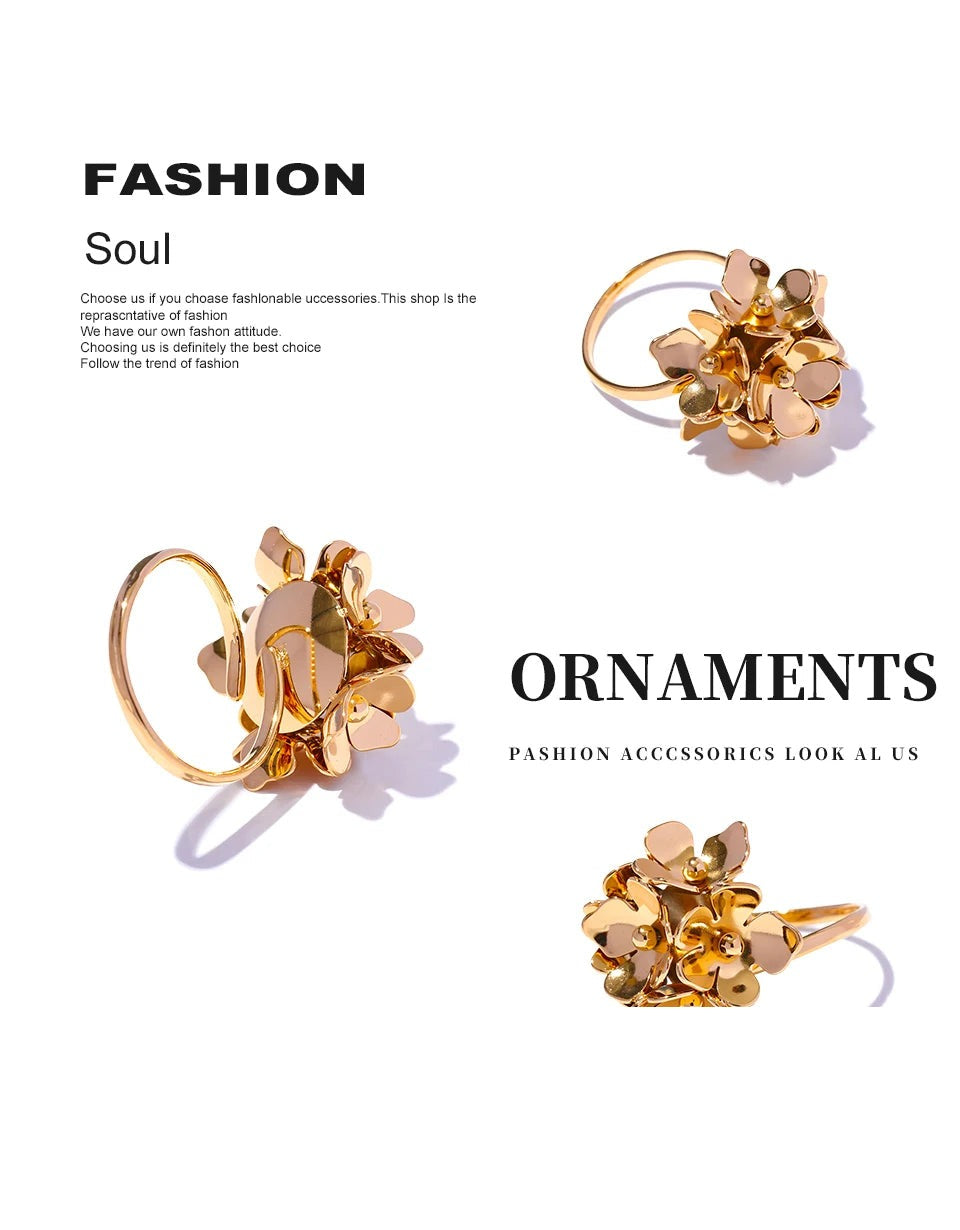 Flower ring in 18K gold-plated stainless steel.