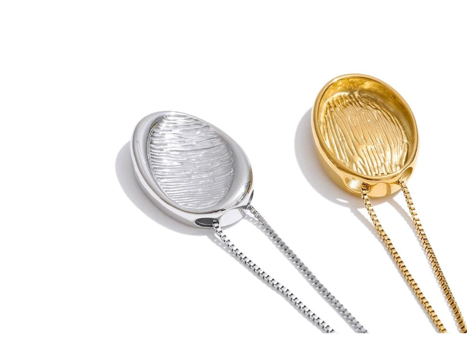 Geometric necklace in gold-plated stainless steel.