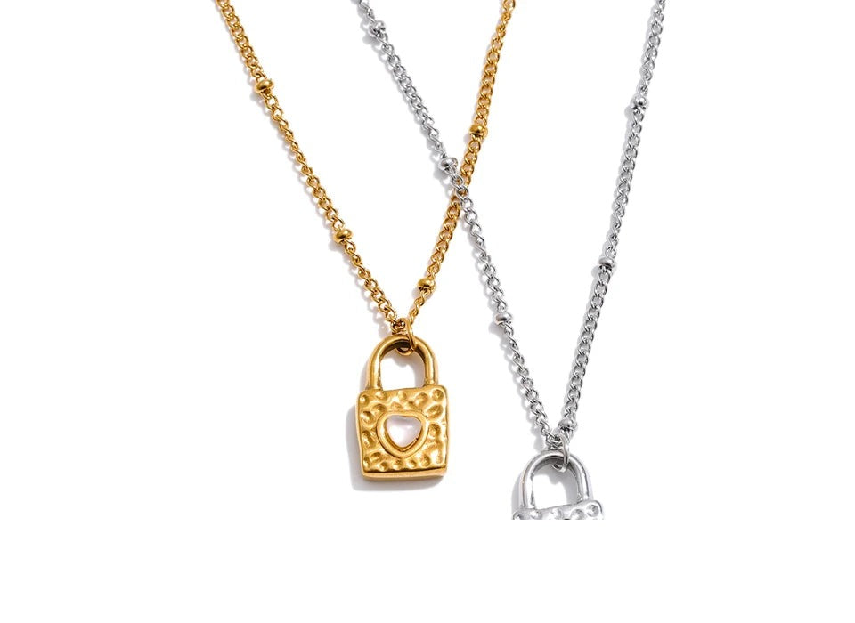 Shell heart geometric necklace in gold-plated stainless steel with shell.