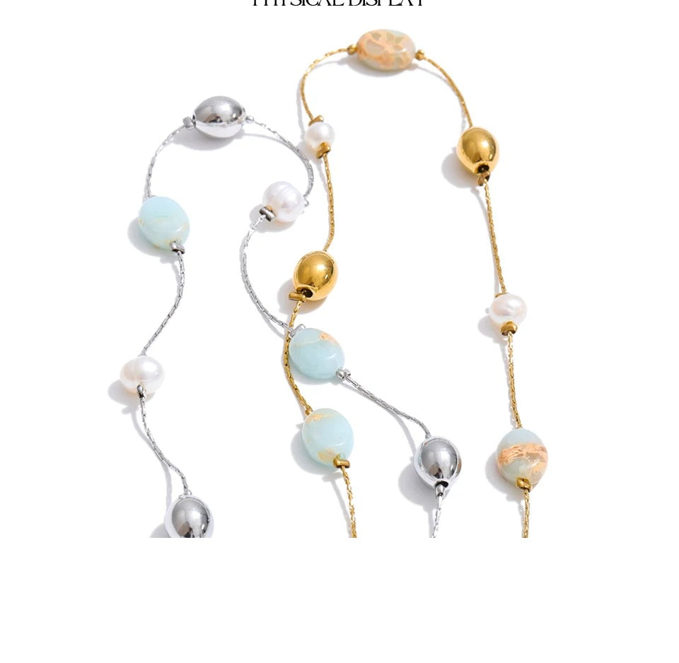 Pearl natural stone beaded necklace in gold-plated stainless steel with pearl and natural stone.
