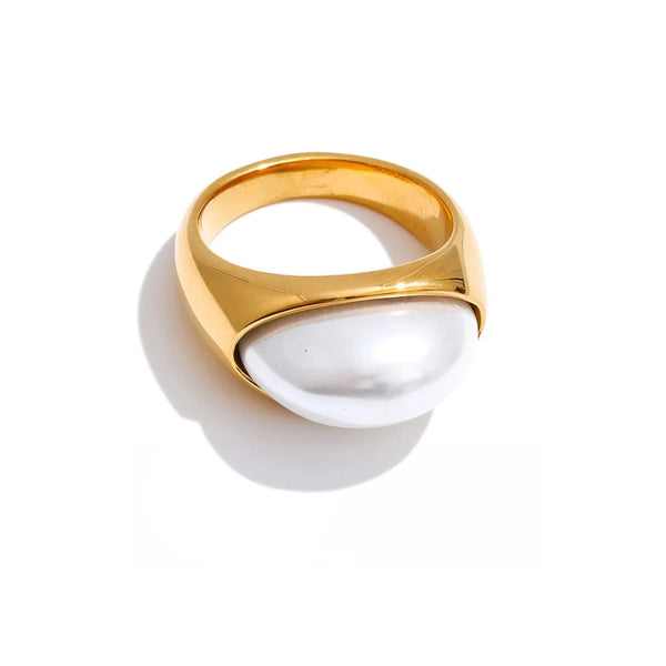 Gold-plated ring with pearl.