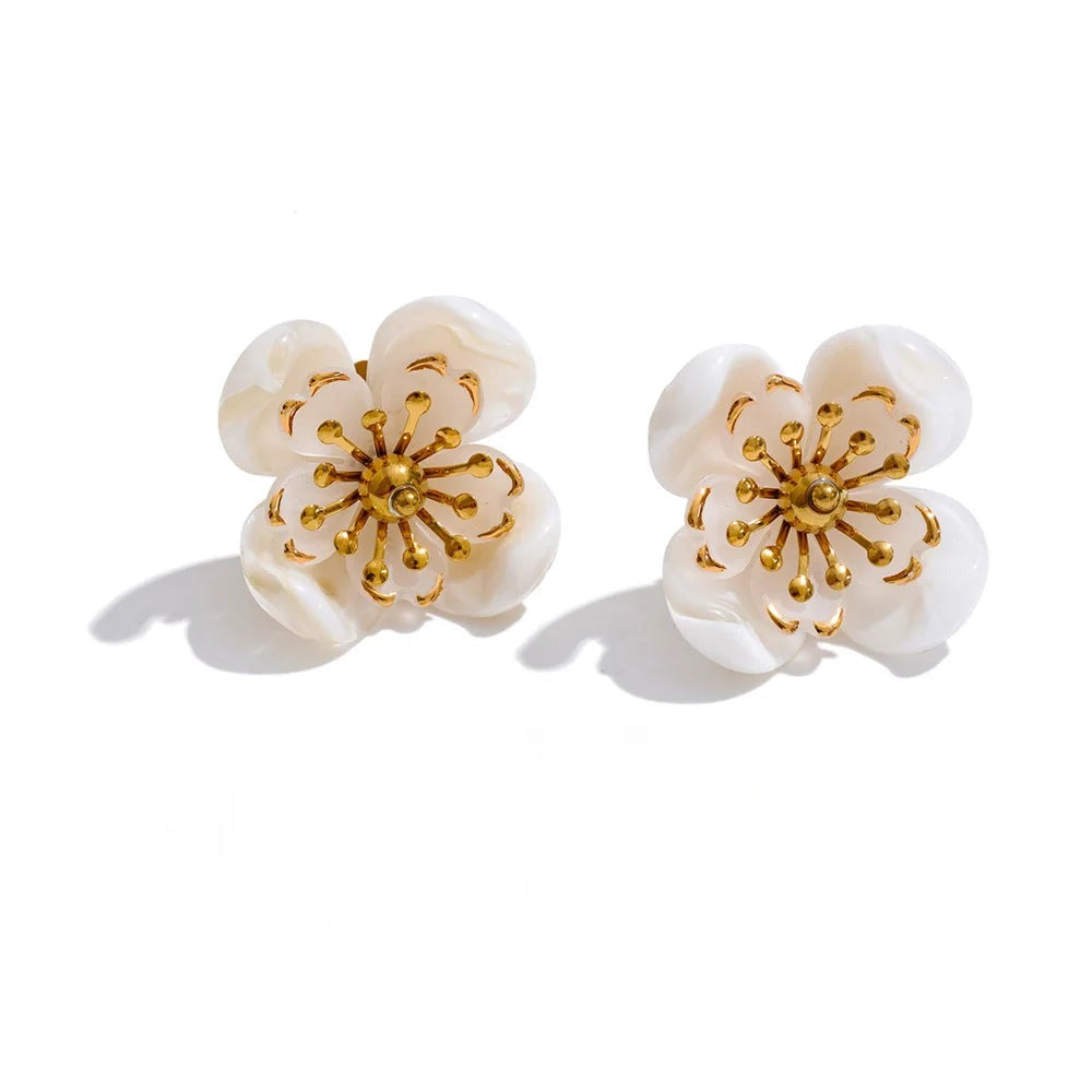 Gold-plated stainless steel earrings with resin flowers.