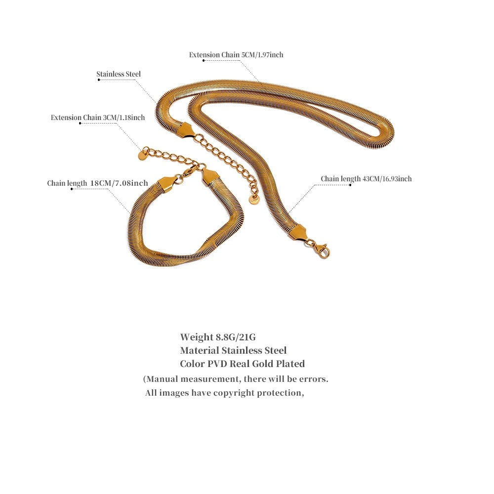 Geometric chain necklace in gold-plated stainless steel.