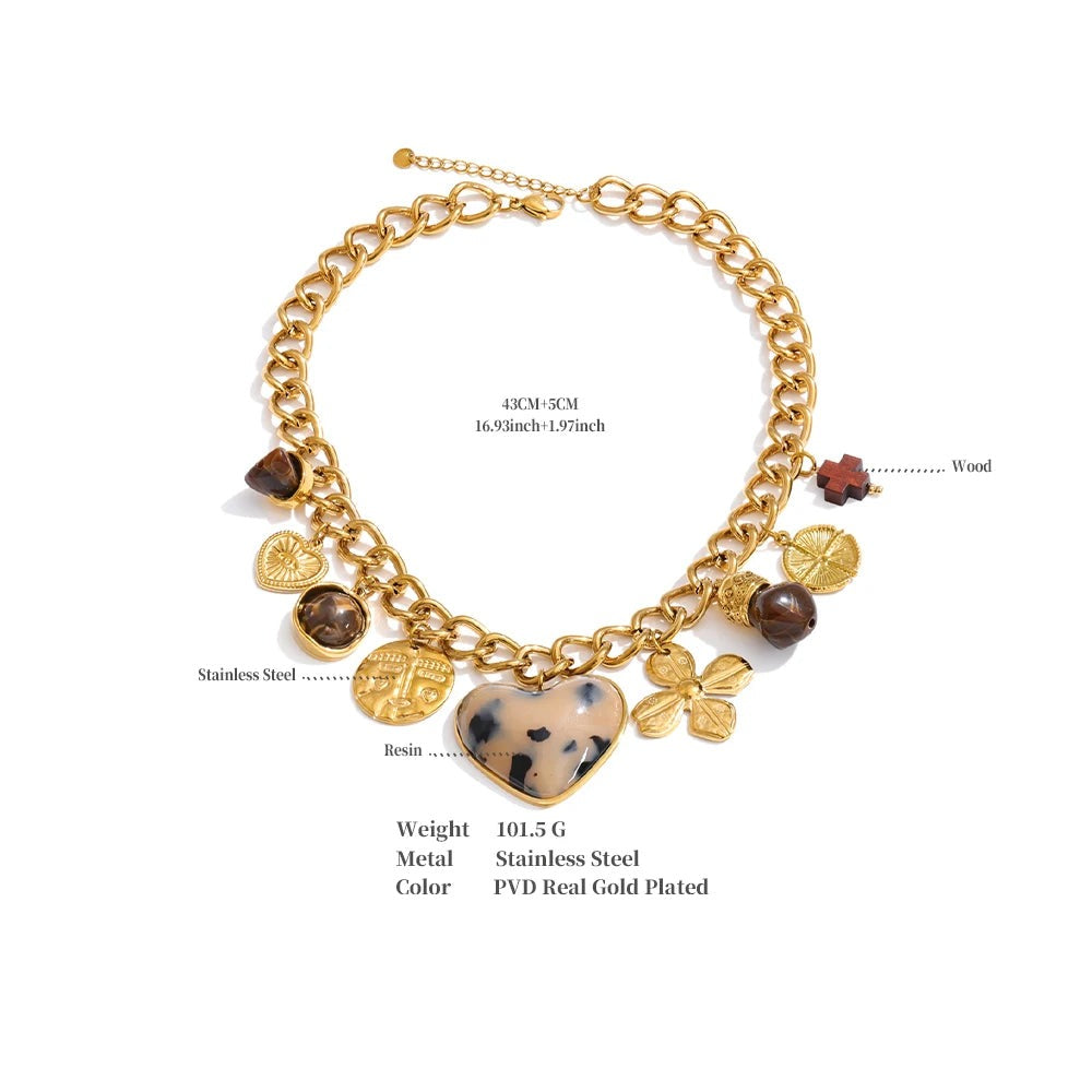 Resin heart flower necklace in gold-plated stainless steel with resin.