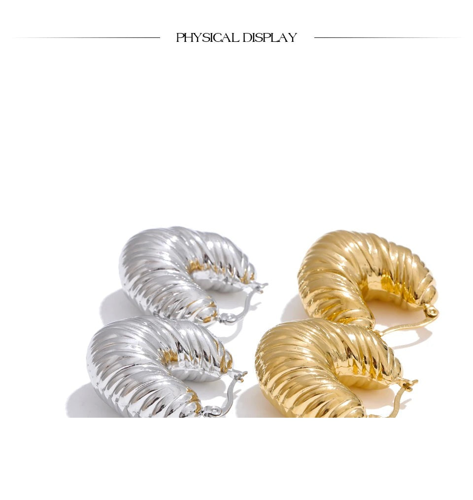 Geometric earrings in gold-plated stainless steel.