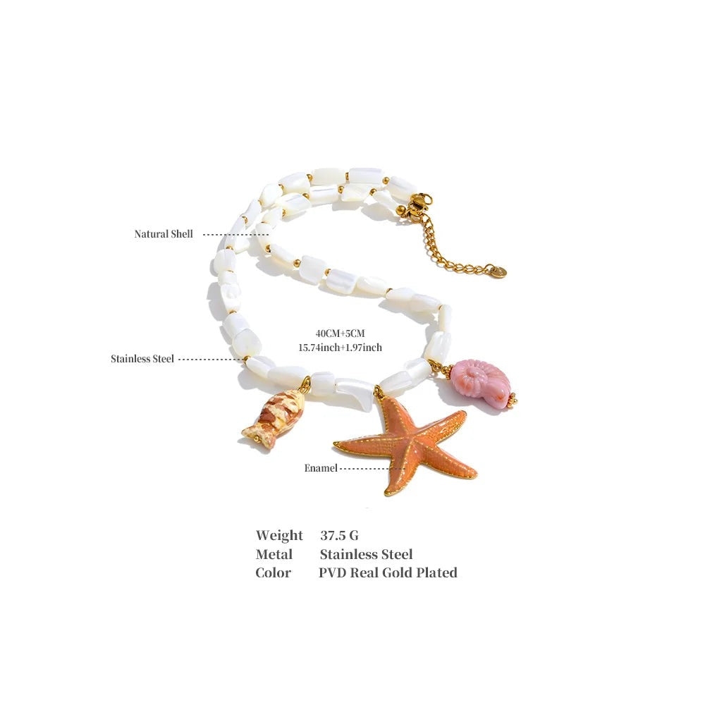 Shell star chain necklace in gold-plated stainless steel with shell.