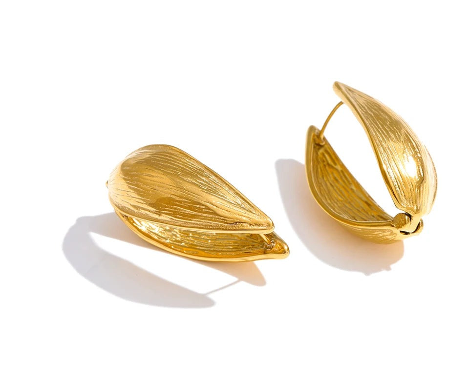 Geometric earrings in gold-plated stainless steel.
