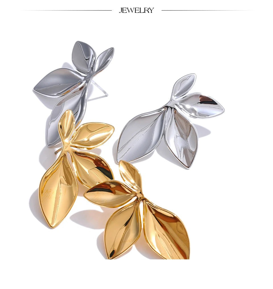 Flower geometric earrings in gold-plated stainless steel.