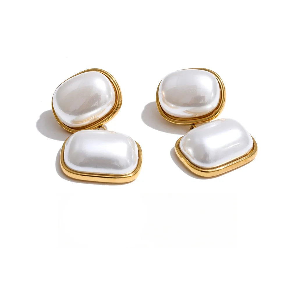 Gold-plated stainless steel pearl earrings.