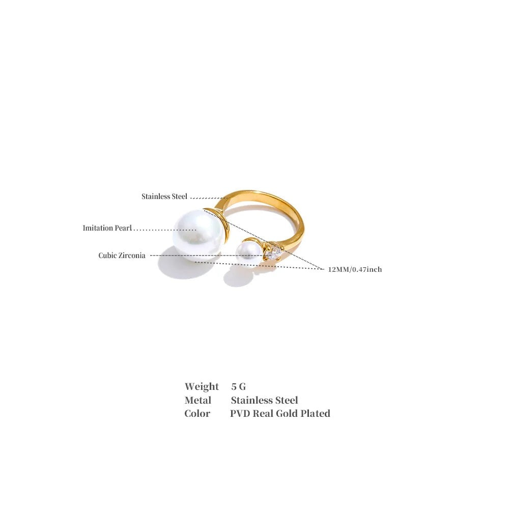 Cubic zirconia pearl geometric ring in 18K gold-plated stainless steel with pearl and cubic zirconia.