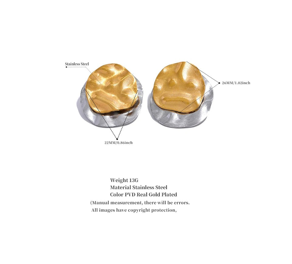 Geometric earrings in gold-plated stainless steel.