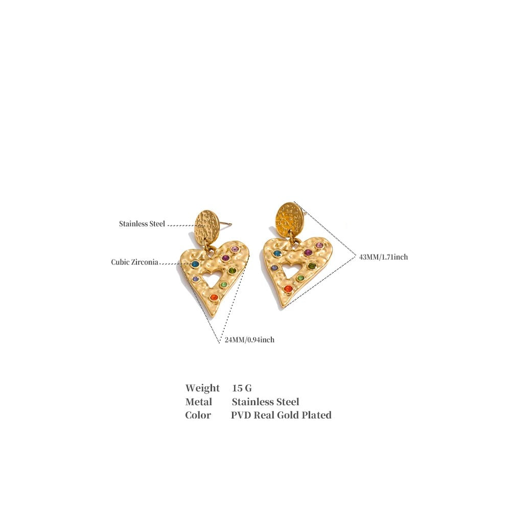Cubic zirconia heart hammered earrings in gold-plated stainless steel with cubic zirconia.