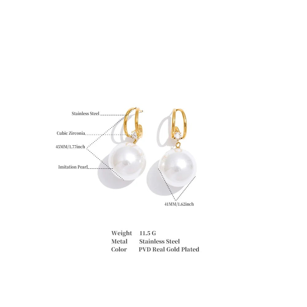 Pearl beaded geometric earrings in gold-plated stainless steel with pearl.