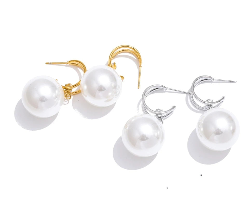 Pearl geometric earrings in gold-plated stainless steel with pearl.