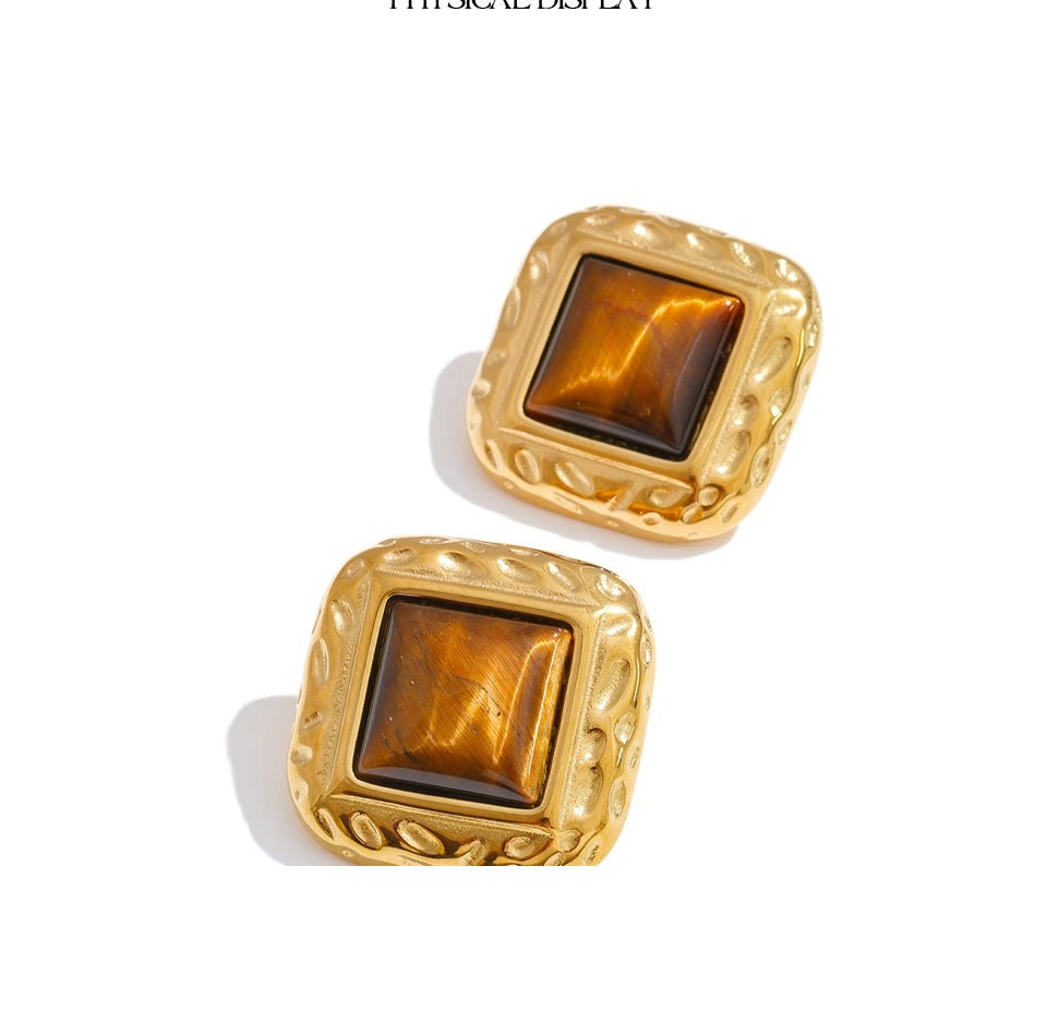 Natural stone geometric earrings in gold-plated stainless steel with natural stone.