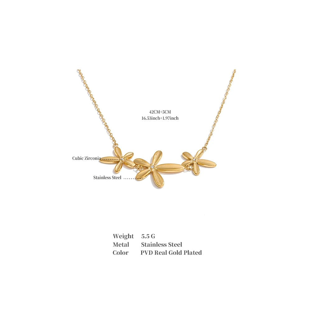 Cubic zirconia flower necklace in gold-plated stainless steel with cubic zirconia.