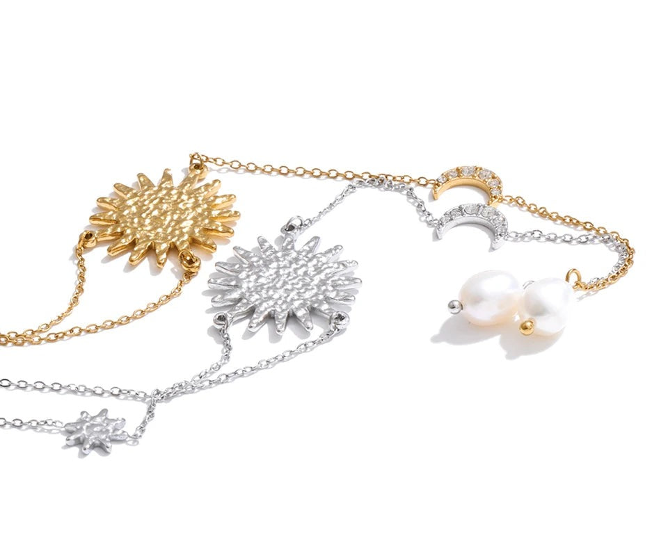 Cubic zirconia freshwater pearl heart necklace in gold-plated stainless steel with freshwater pearl and cubic zirconia.