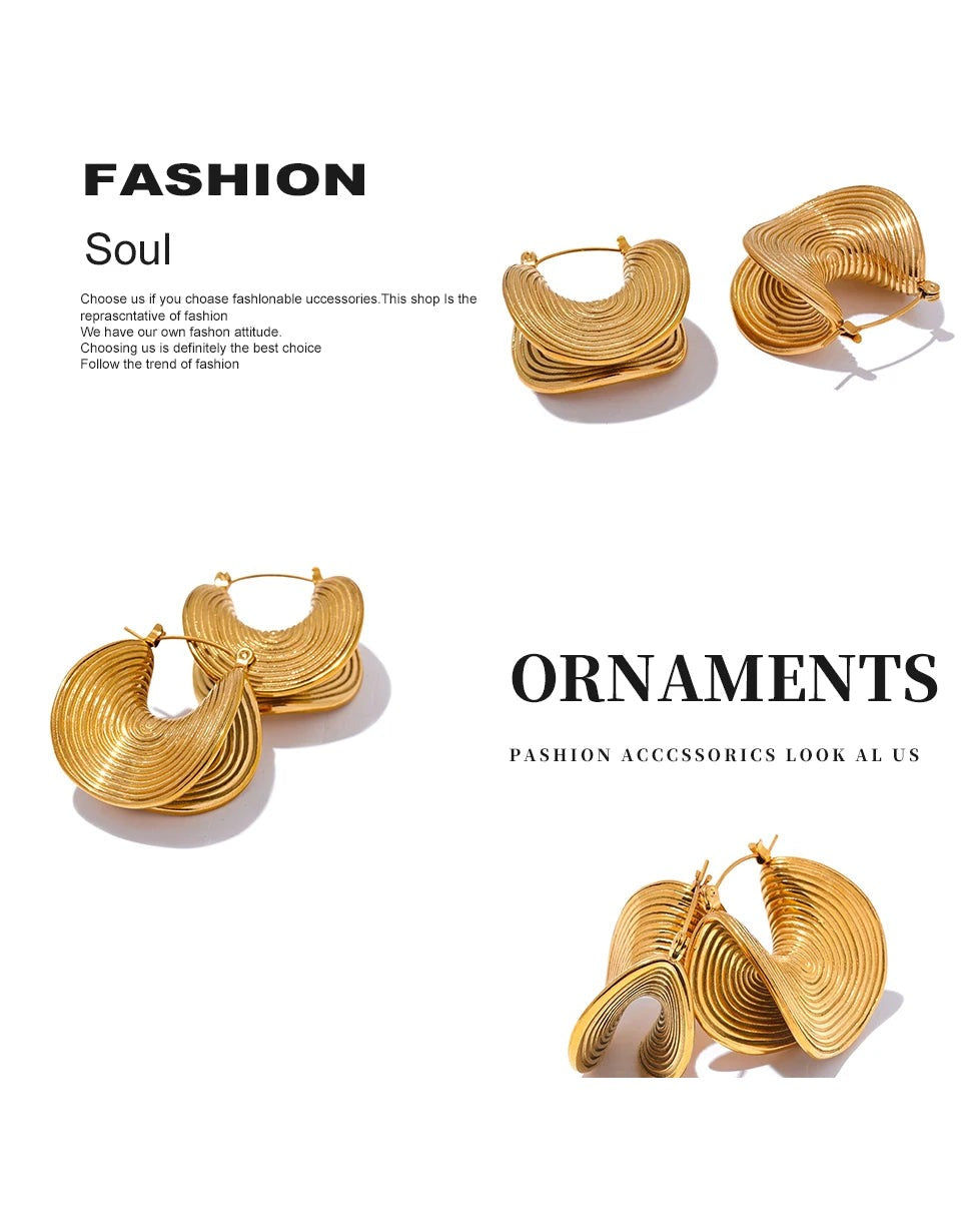Geometric earrings in gold-plated stainless steel.