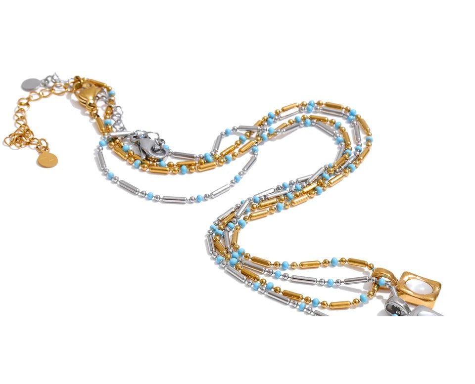 Shell geometric necklace in gold-plated stainless steel with shell.