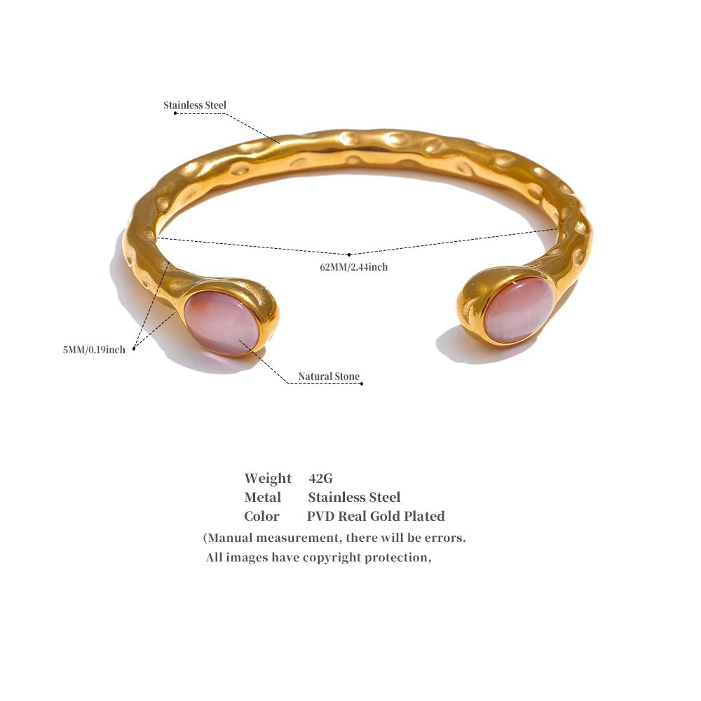 Natural stone geometric bracelet in gold-plated stainless steel with natural stone.