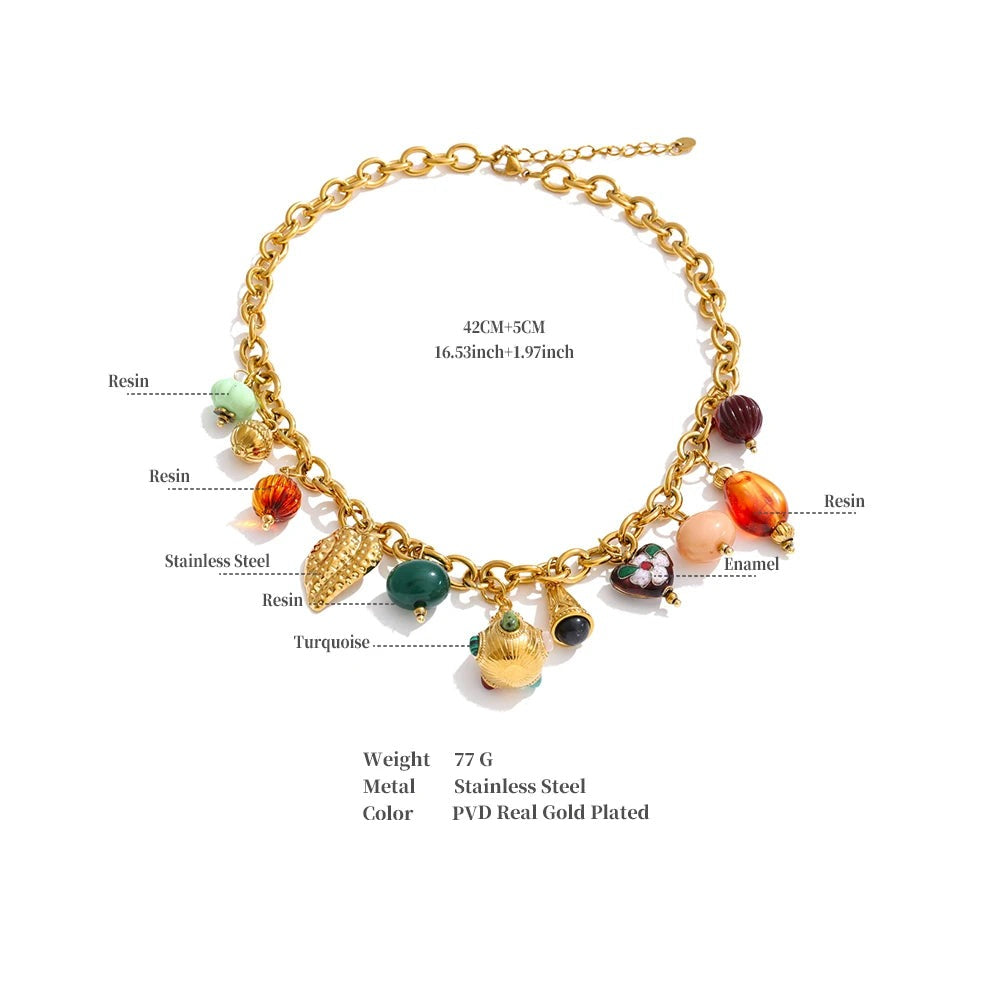 Resin heart geometric necklace in gold-plated stainless steel with resin.