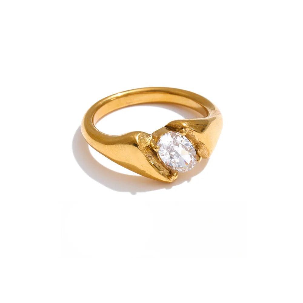 Ring made of 18k gold-plated stainless steel with cubic zirconia.