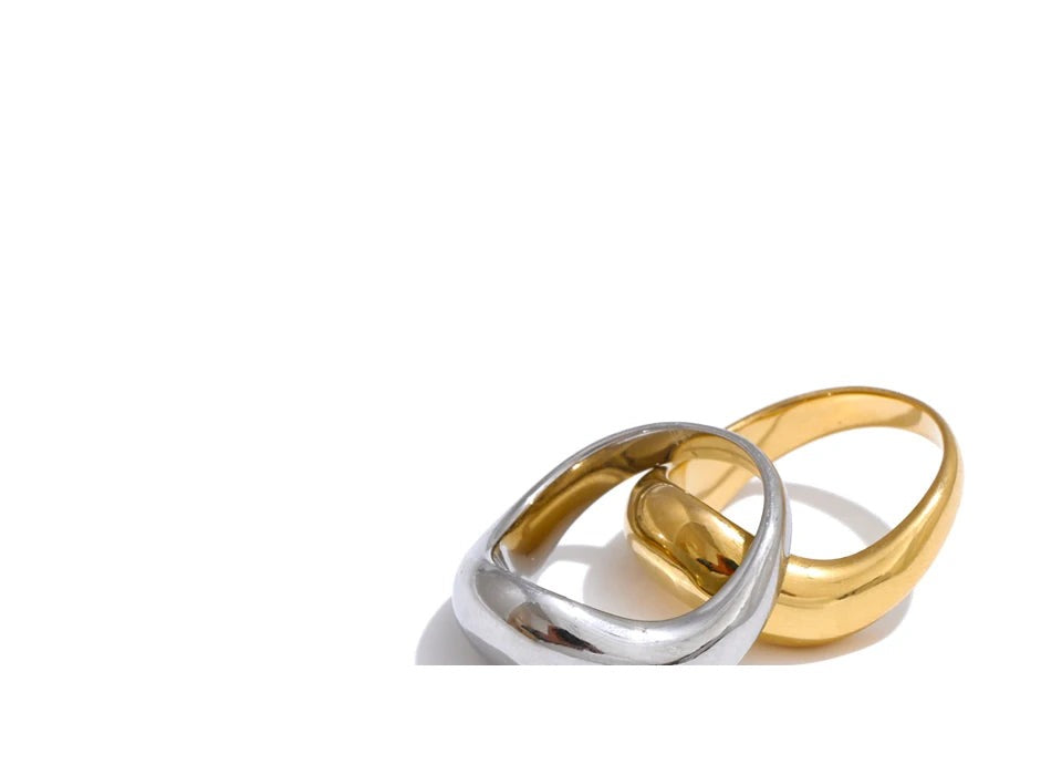 Minimalist geometric ring in 18K gold-plated stainless steel.
