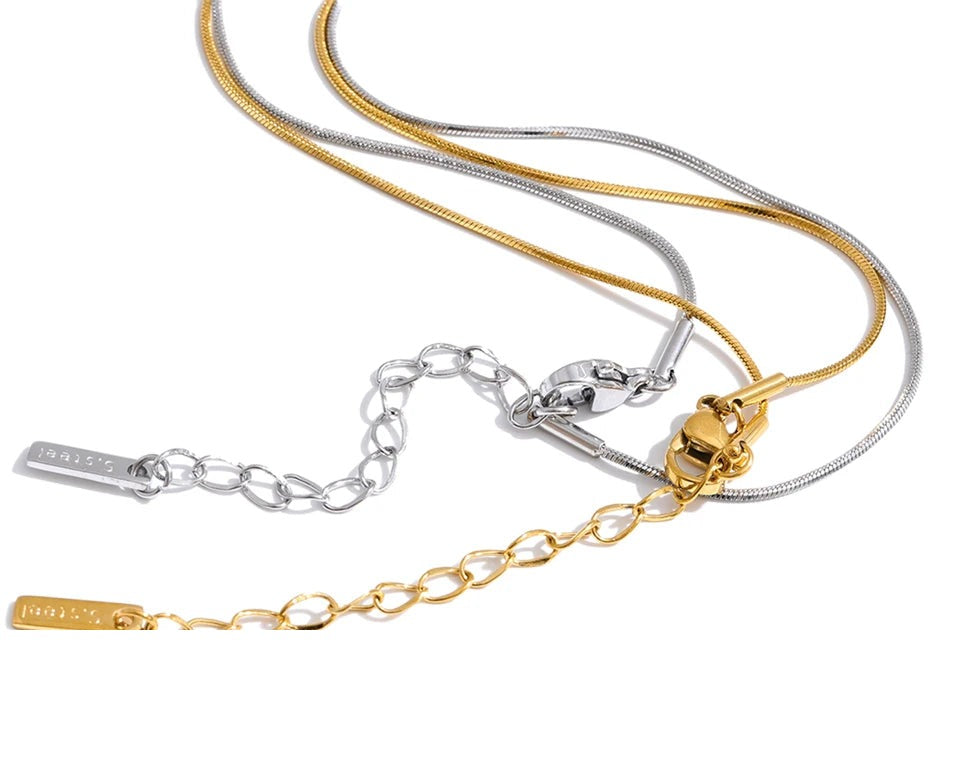 Geometric necklace in gold-plated stainless steel.