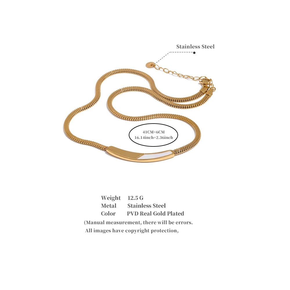 Shell geometric chain necklace in gold-plated stainless steel with shell.