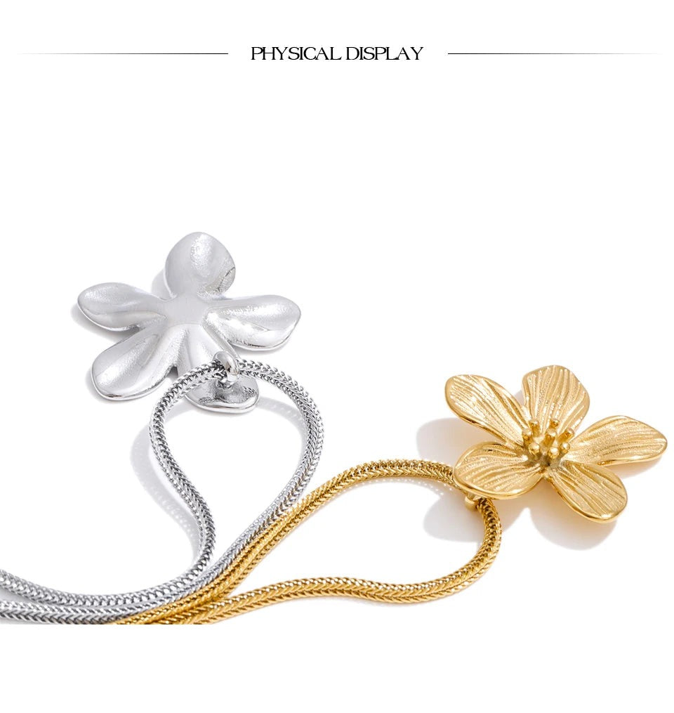 Flower necklace in gold-plated stainless steel.