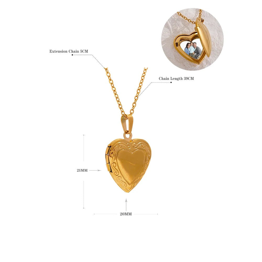 Heart necklace in gold-plated stainless steel.