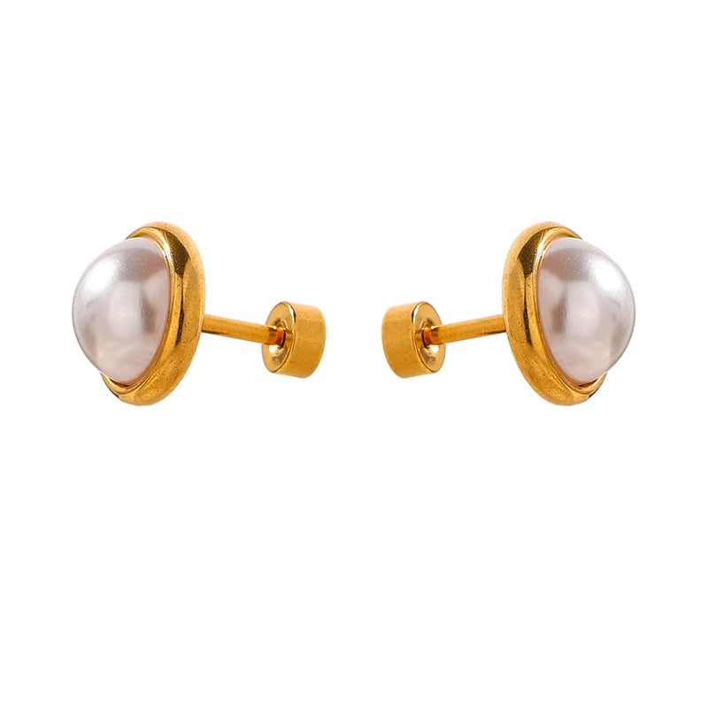 Gold-plated stainless steel earrings with pearls.