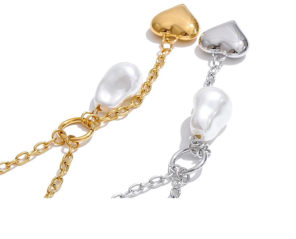 Pearl heart geometric necklace in gold-plated stainless steel with pearl.