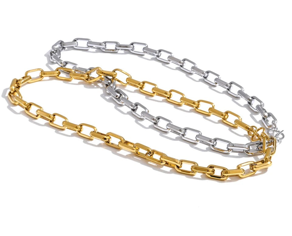 Geometric chain necklace in gold-plated stainless steel.