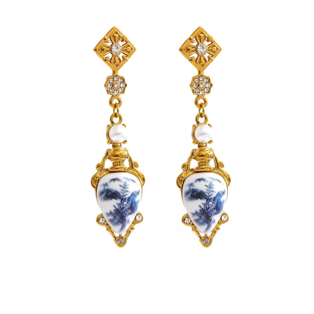 Gold-plated stainless steel earrings with resin.