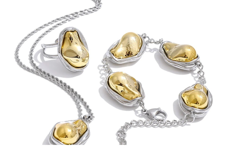 Pearl beaded geometric necklace in gold-plated stainless steel with pearl.