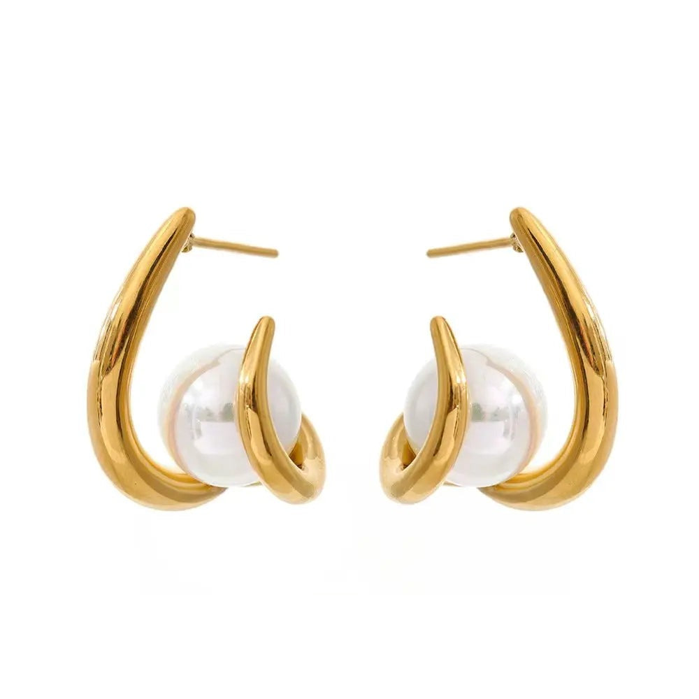 Gold-plated stainless steel earrings with pearls.