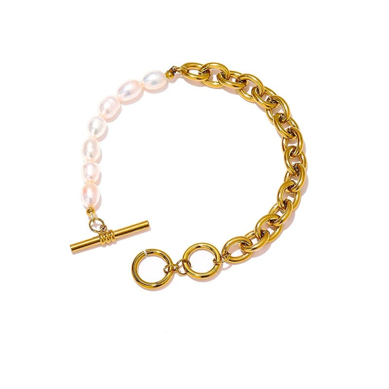 Gold-plated bracelet with pearls.