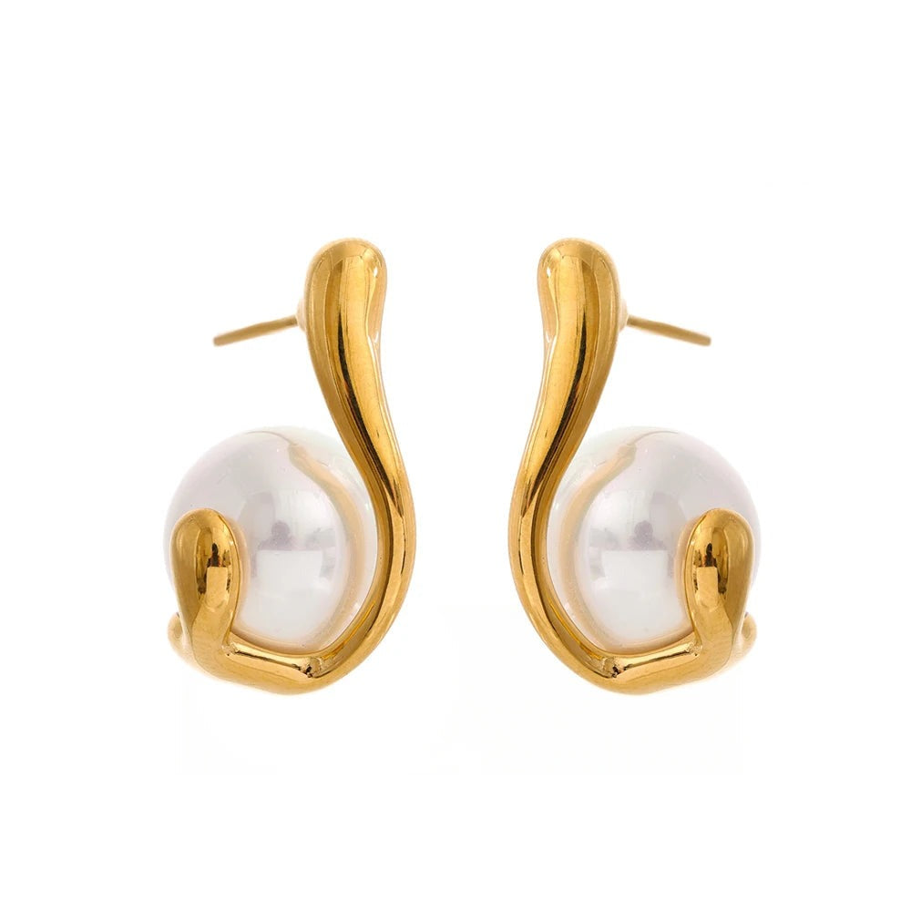 Gold-plated stainless steel earrings with pearls.