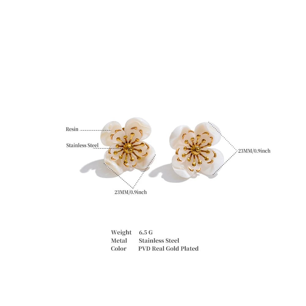 Resin flower earrings in gold-plated stainless steel with resin.
