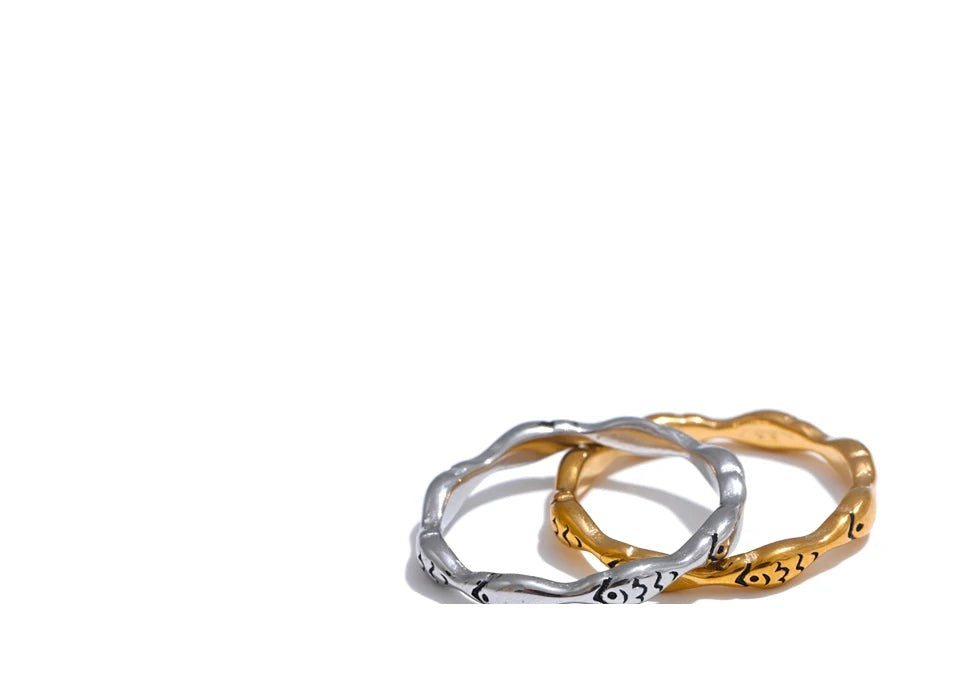 Minimalist geometric ring in 18K gold-plated stainless steel.