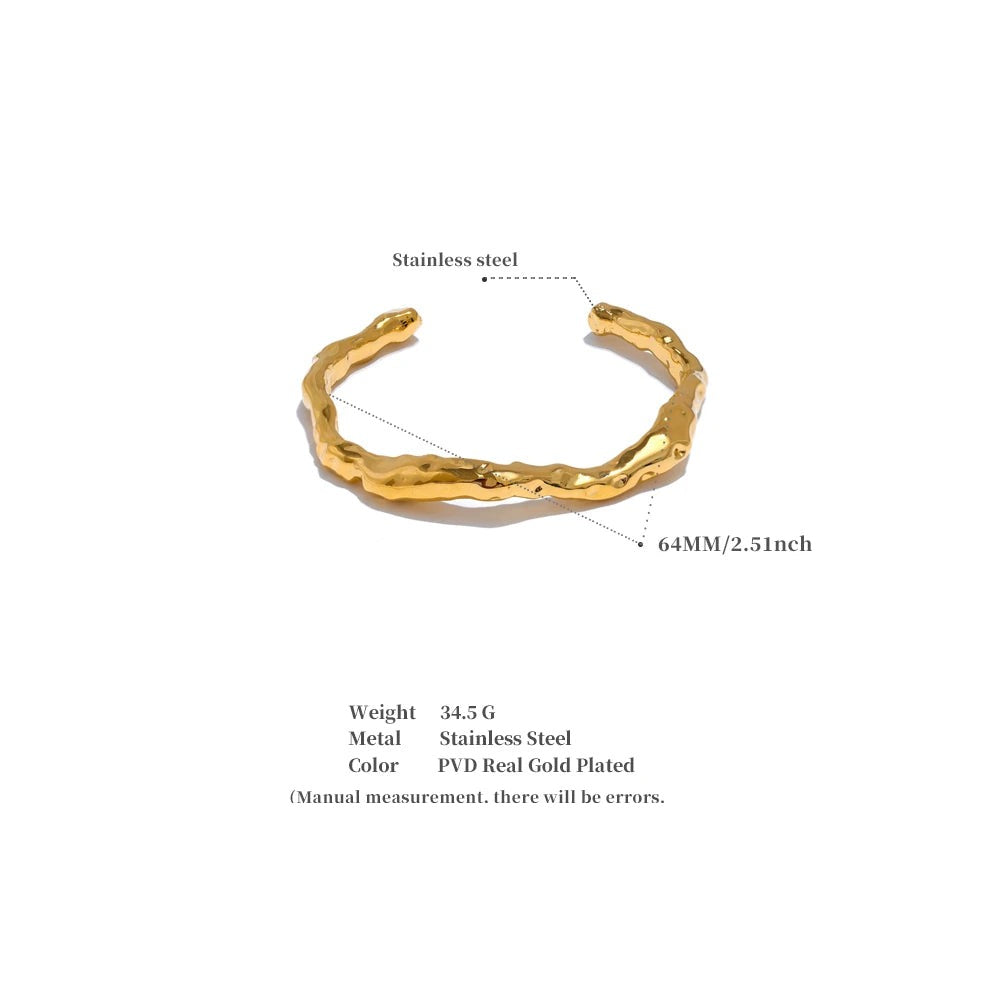 Hammered minimalist geometric bracelet in gold-plated stainless steel.