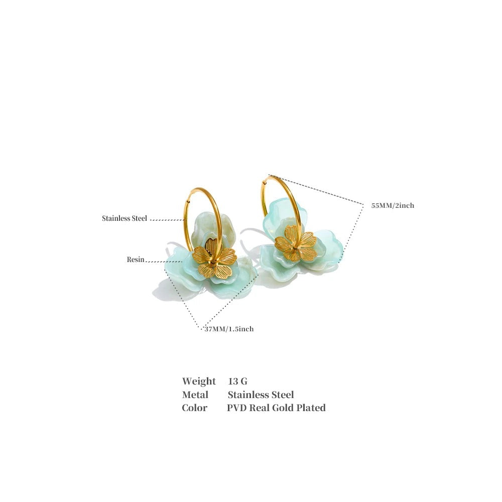 Resin flower earrings in gold-plated stainless steel with resin.