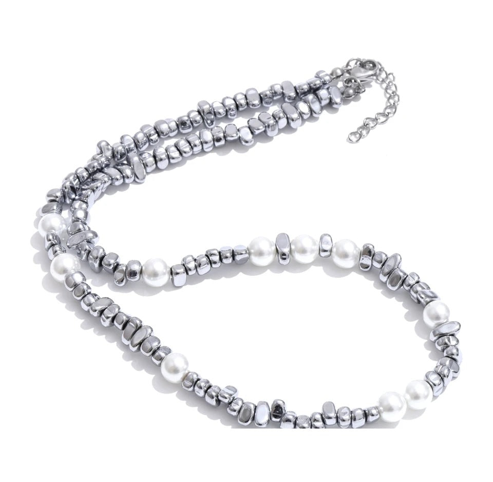 Pearl beaded geometric necklace in gold-plated stainless steel with pearl.