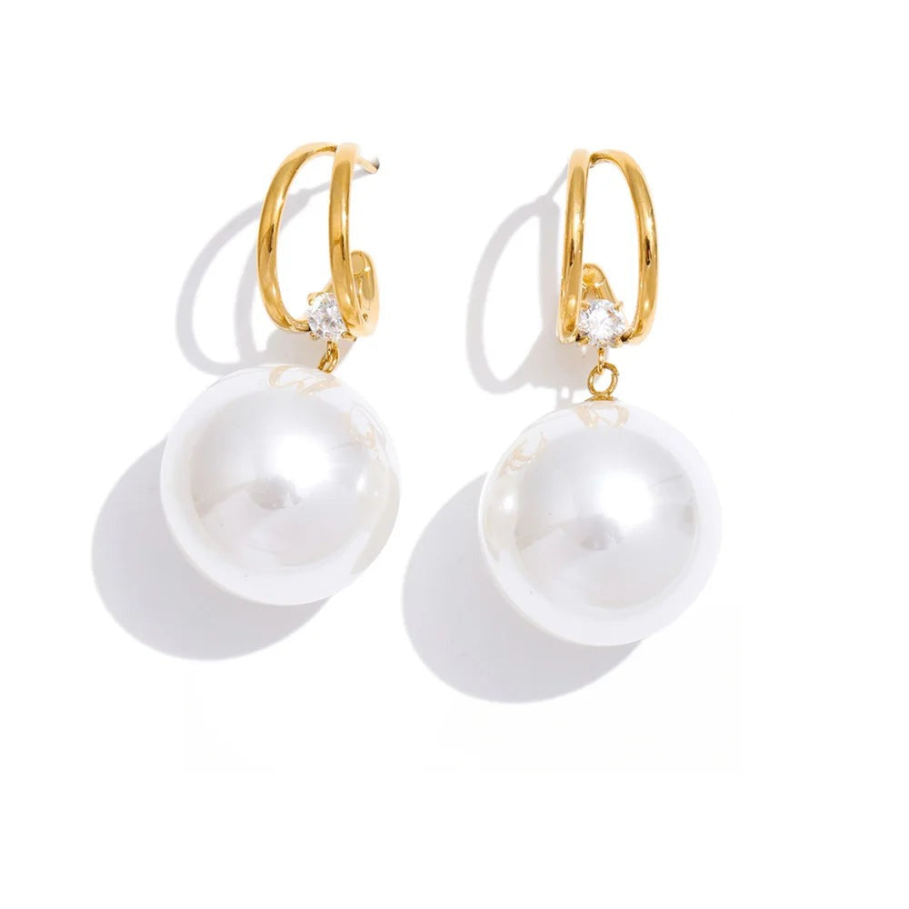 Gold-plated stainless steel earrings with pearls.