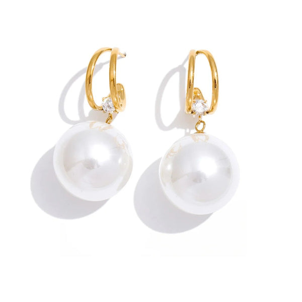 Gold-plated stainless steel earrings with pearls.