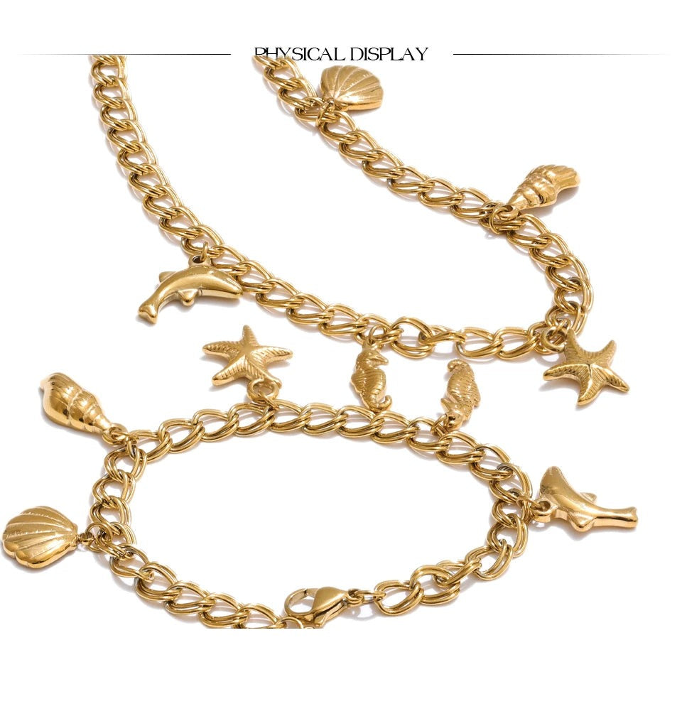 Shell star geometric necklace in gold-plated stainless steel with shell.