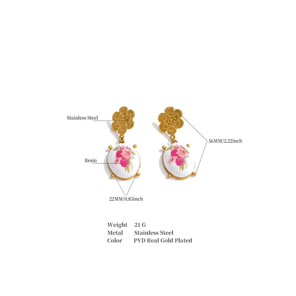 Resin flower earrings in gold-plated stainless steel with resin.